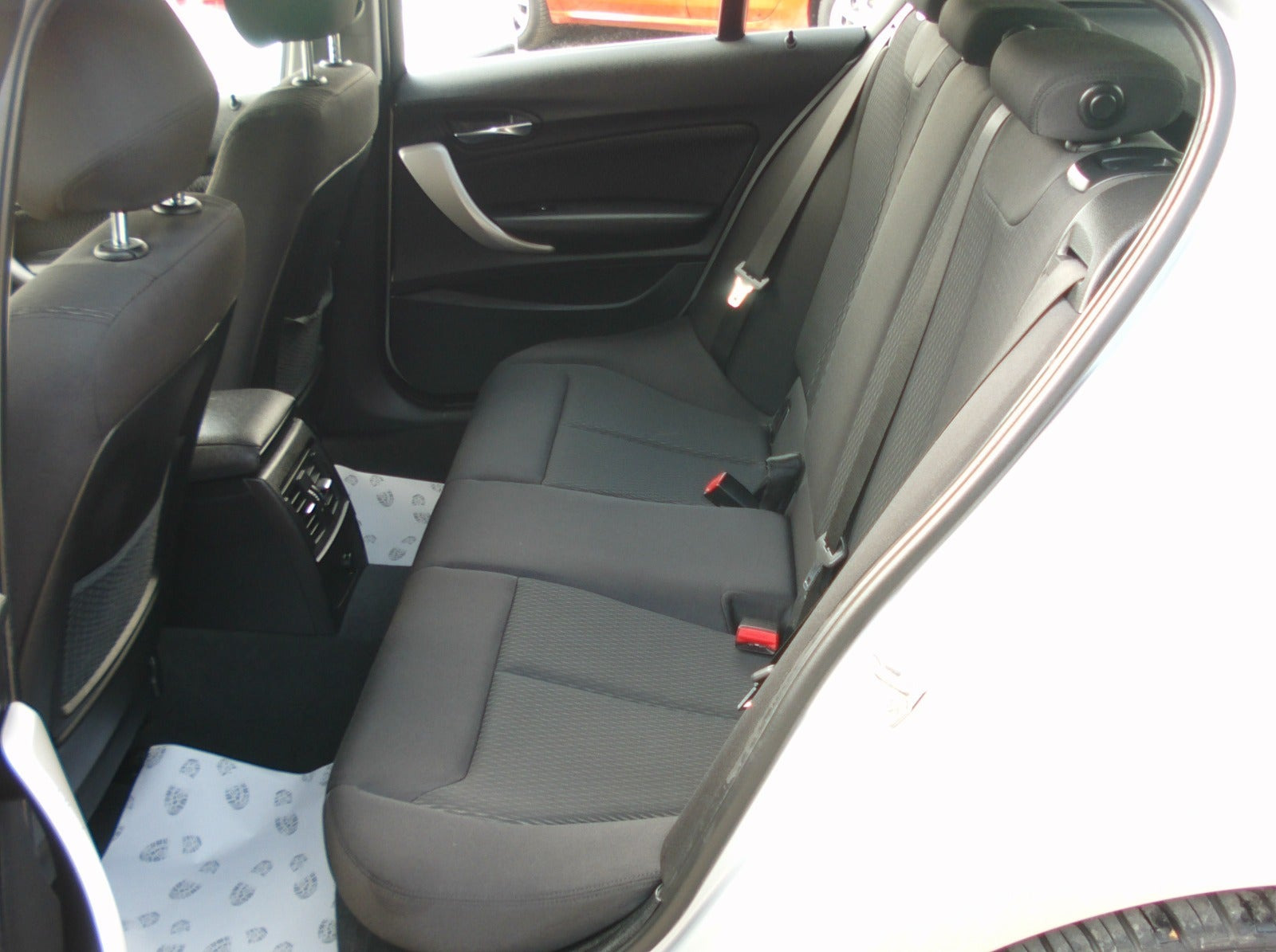 Sølv BMW 118i fra 2018