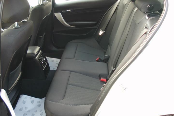 Sølv BMW 118i fra 2018