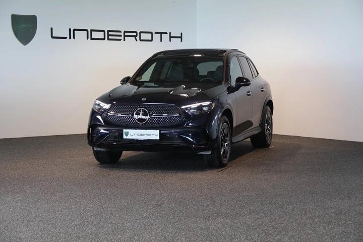 Blå Mercedes GLC300 e fra 2023