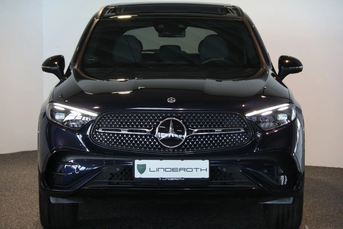 Blå Mercedes GLC300 e fra 2023