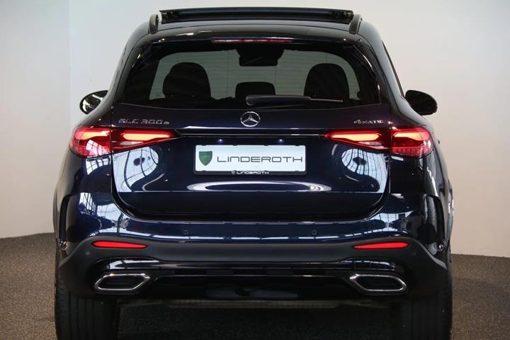 Blå Mercedes GLC300 e fra 2023
