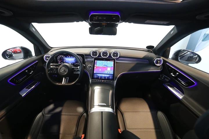 Blå Mercedes GLC300 e fra 2023