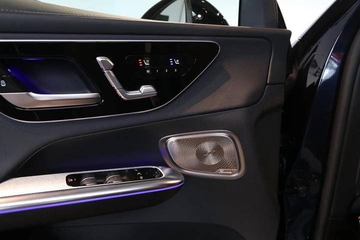 Blå Mercedes GLC300 e fra 2023