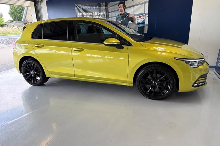 Gul VW Golf VIII fra 2021