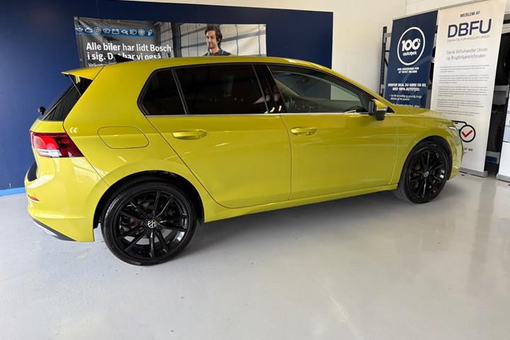 Gul VW Golf VIII fra 2021
