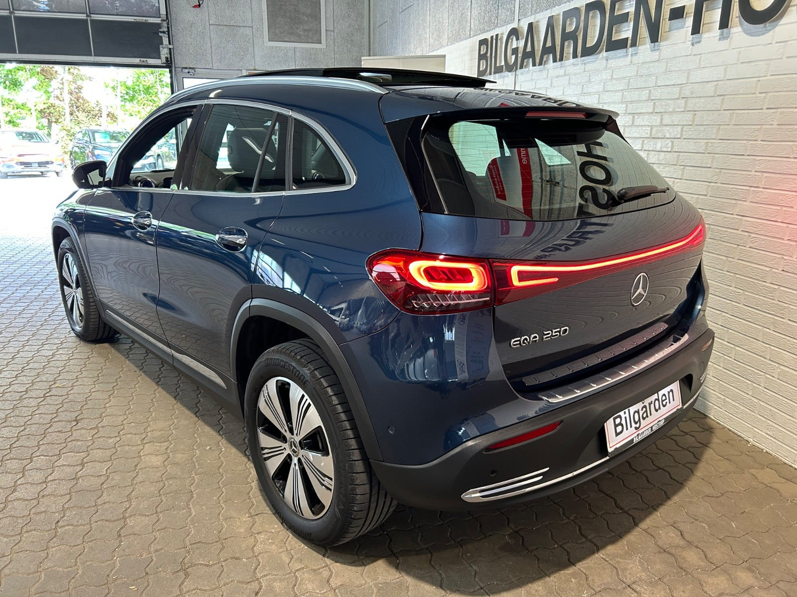 Blå Mercedes EQA250 fra 2021