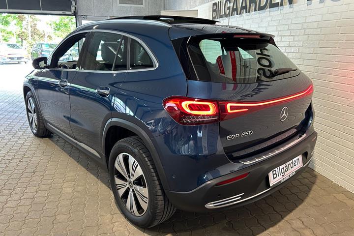 Blå Mercedes EQA250 fra 2021
