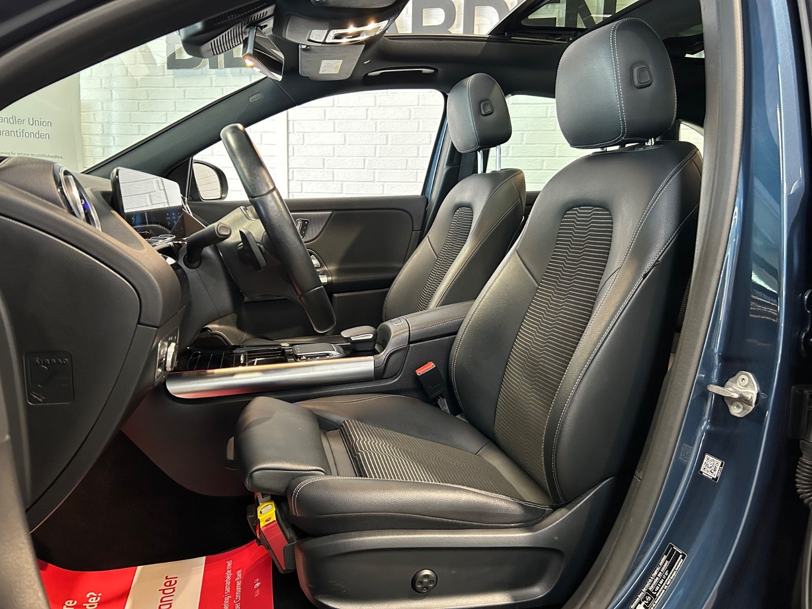 Blå Mercedes EQA250 fra 2021