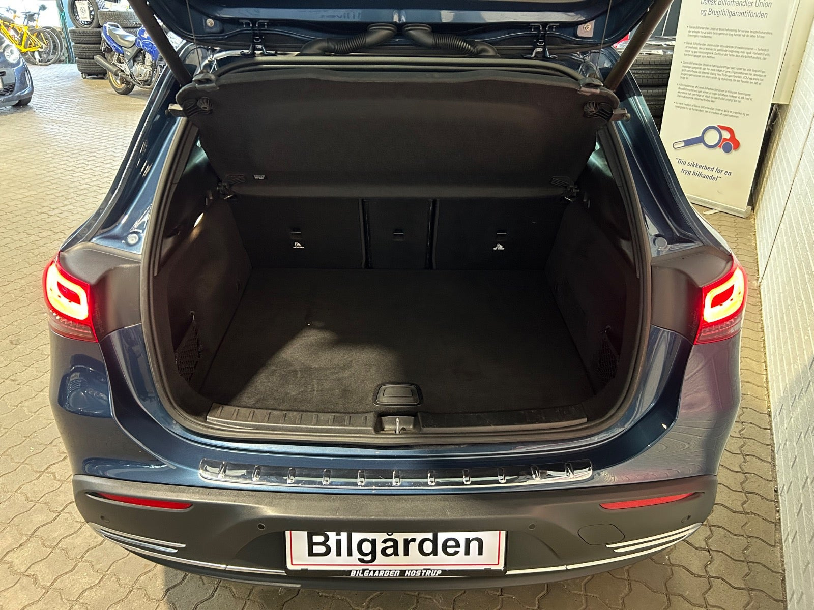 Blå Mercedes EQA250 fra 2021