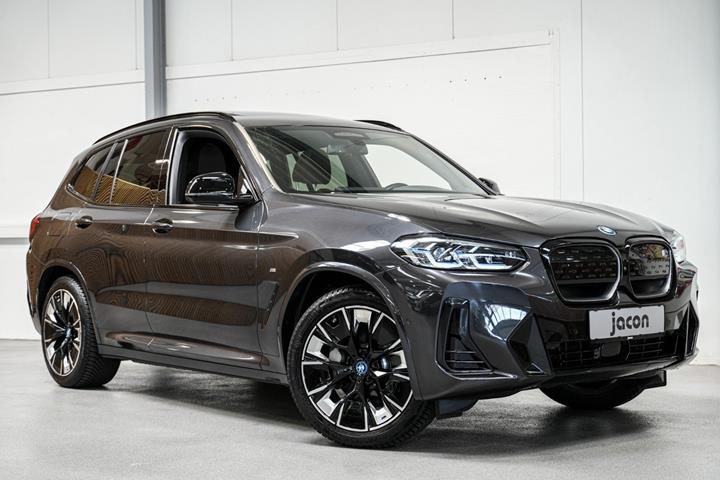 Grå BMW iX3 fra 2023