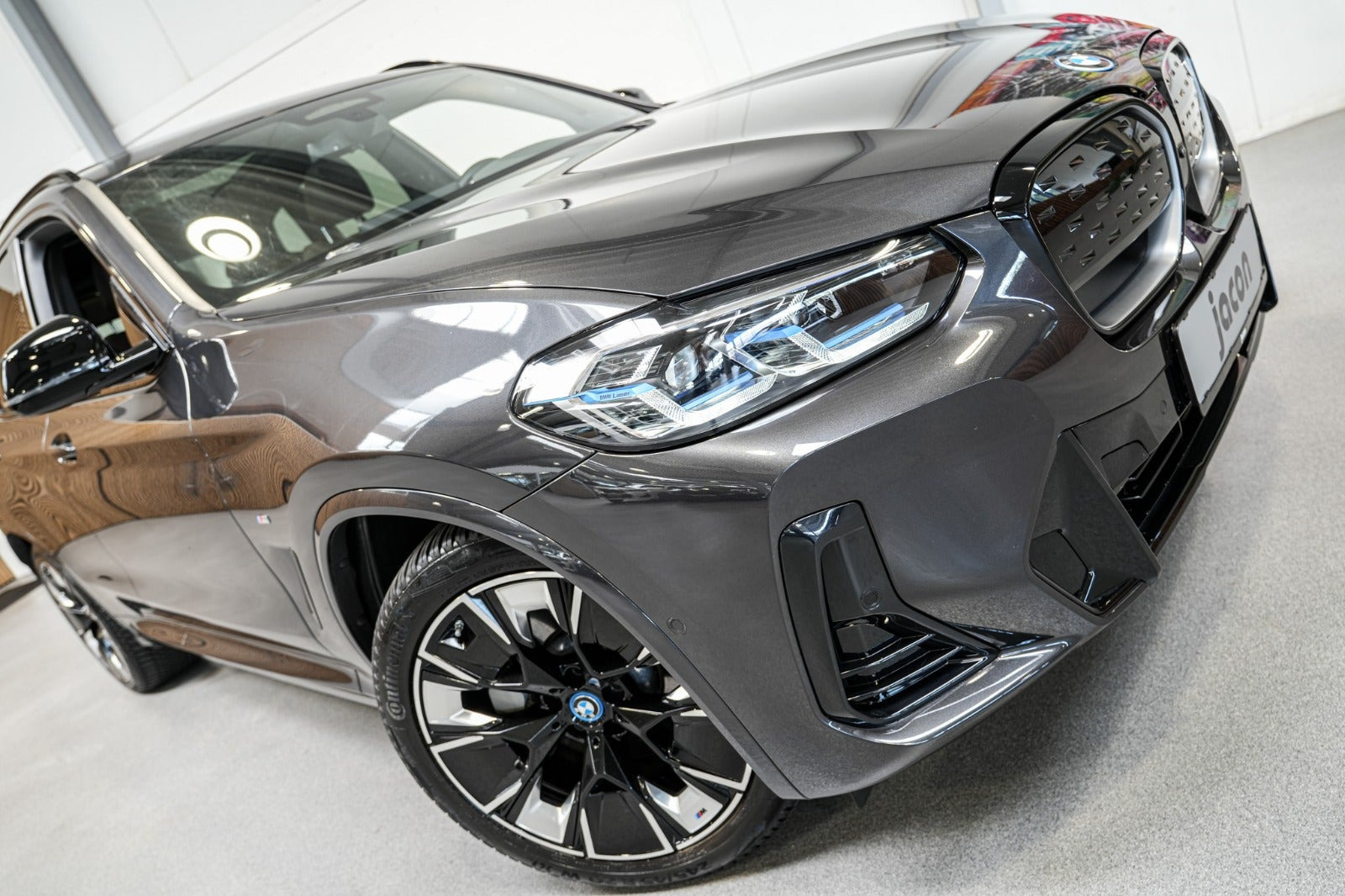 Grå BMW iX3 fra 2023
