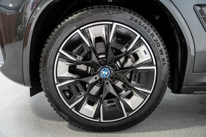 Grå BMW iX3 fra 2023