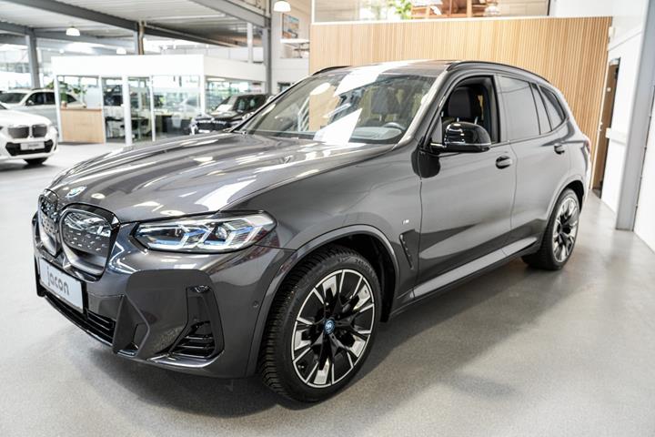 Grå BMW iX3 fra 2023