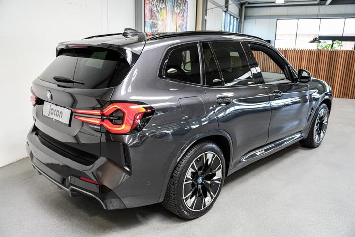 Grå BMW iX3 fra 2023