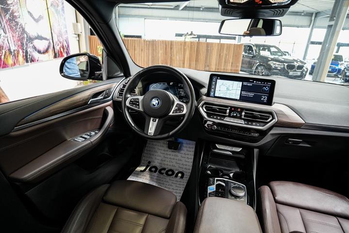 Grå BMW iX3 fra 2023