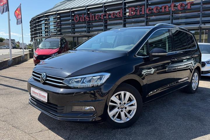 Sort VW Touran fra 2021 set udefra
