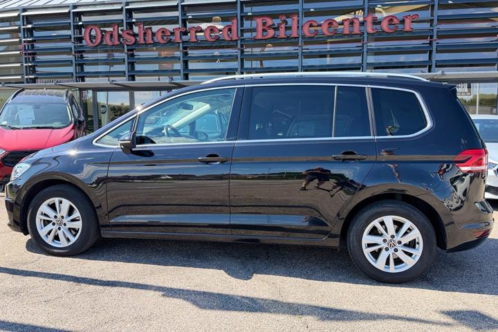Sort VW Touran fra 2021