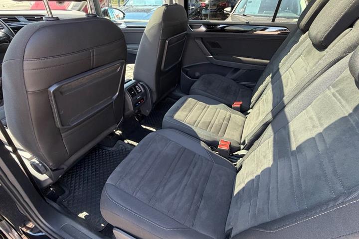 Sort VW Touran fra 2021