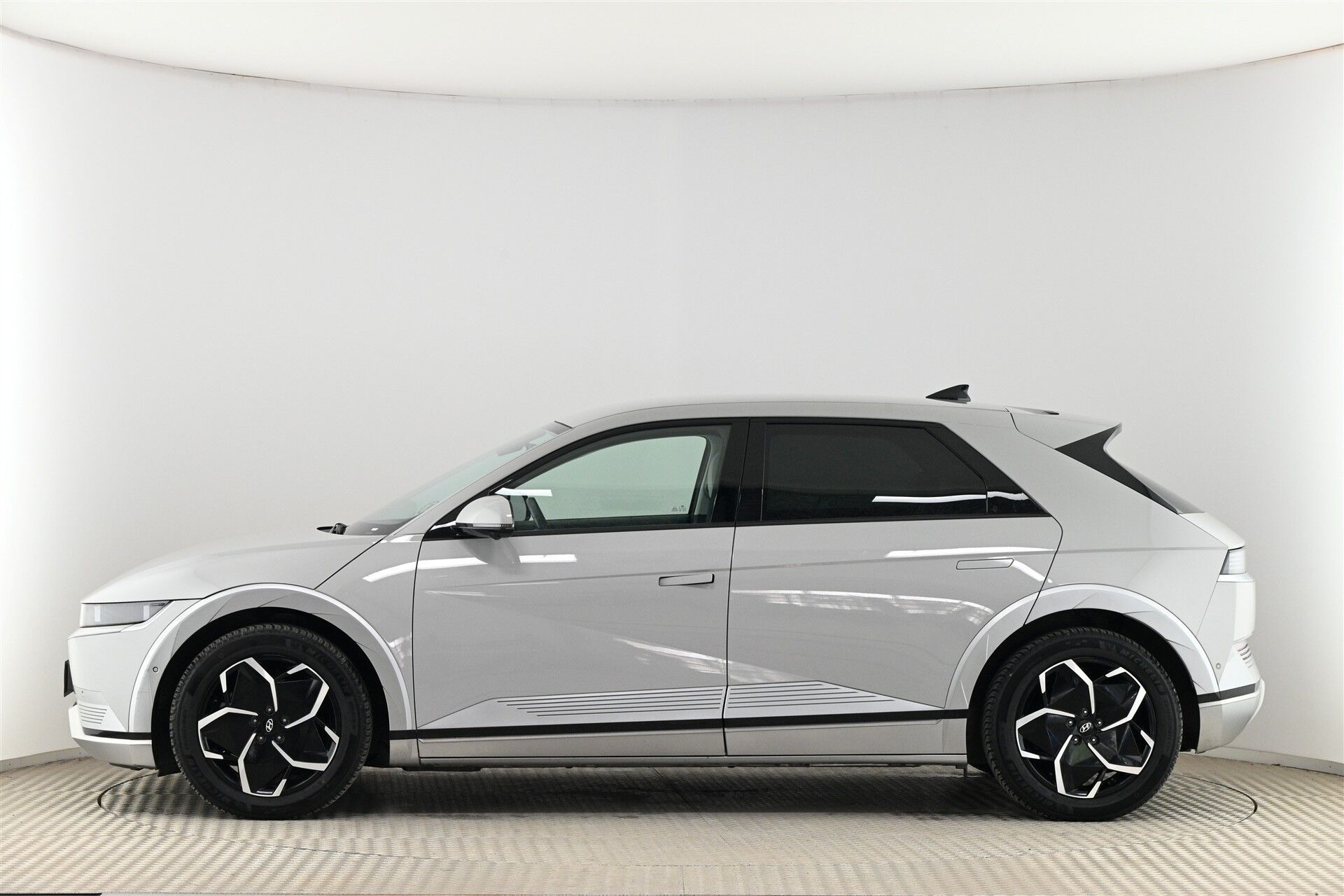 Grå Hyundai Ioniq 5 fra 2023