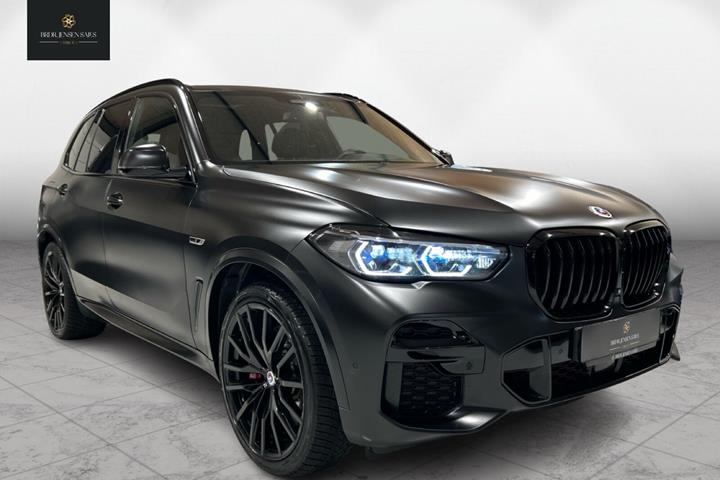 Sort BMW X5 fra 2022 set udefra