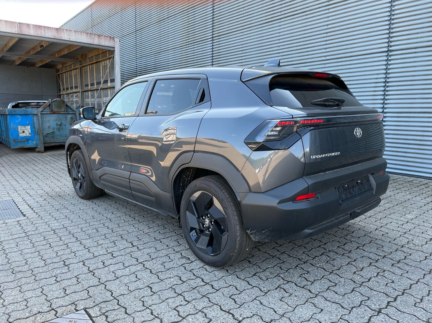 Grå Toyota Urban Cruiser fra 2025