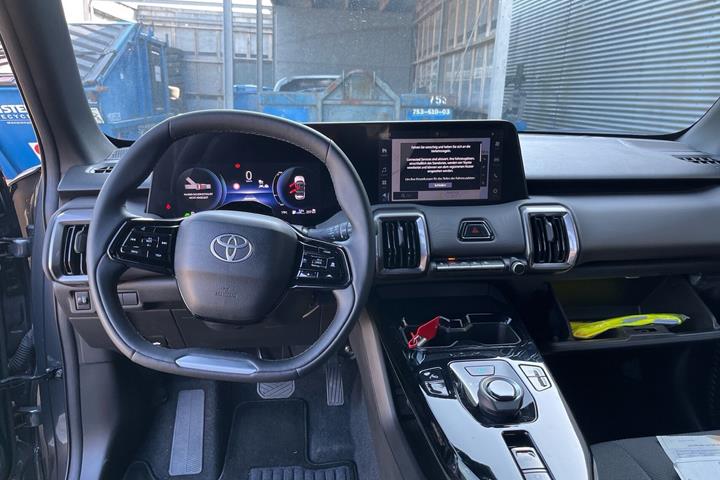 Grå Toyota Urban Cruiser fra 2025