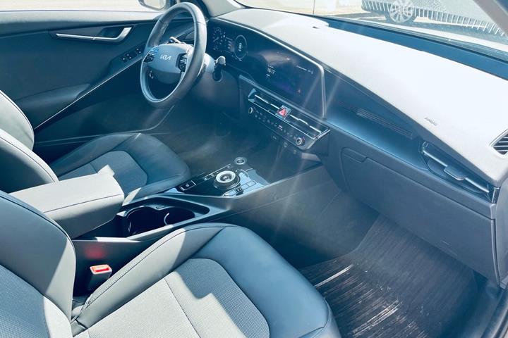 Grå Kia Niro EV fra 2023