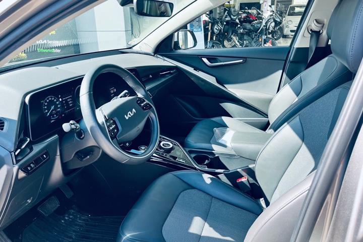 Grå Kia Niro EV fra 2023