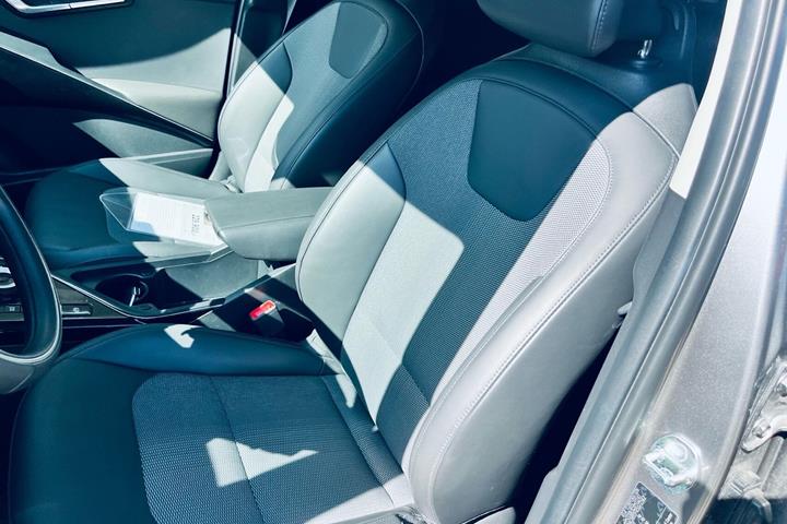 Grå Kia Niro EV fra 2023