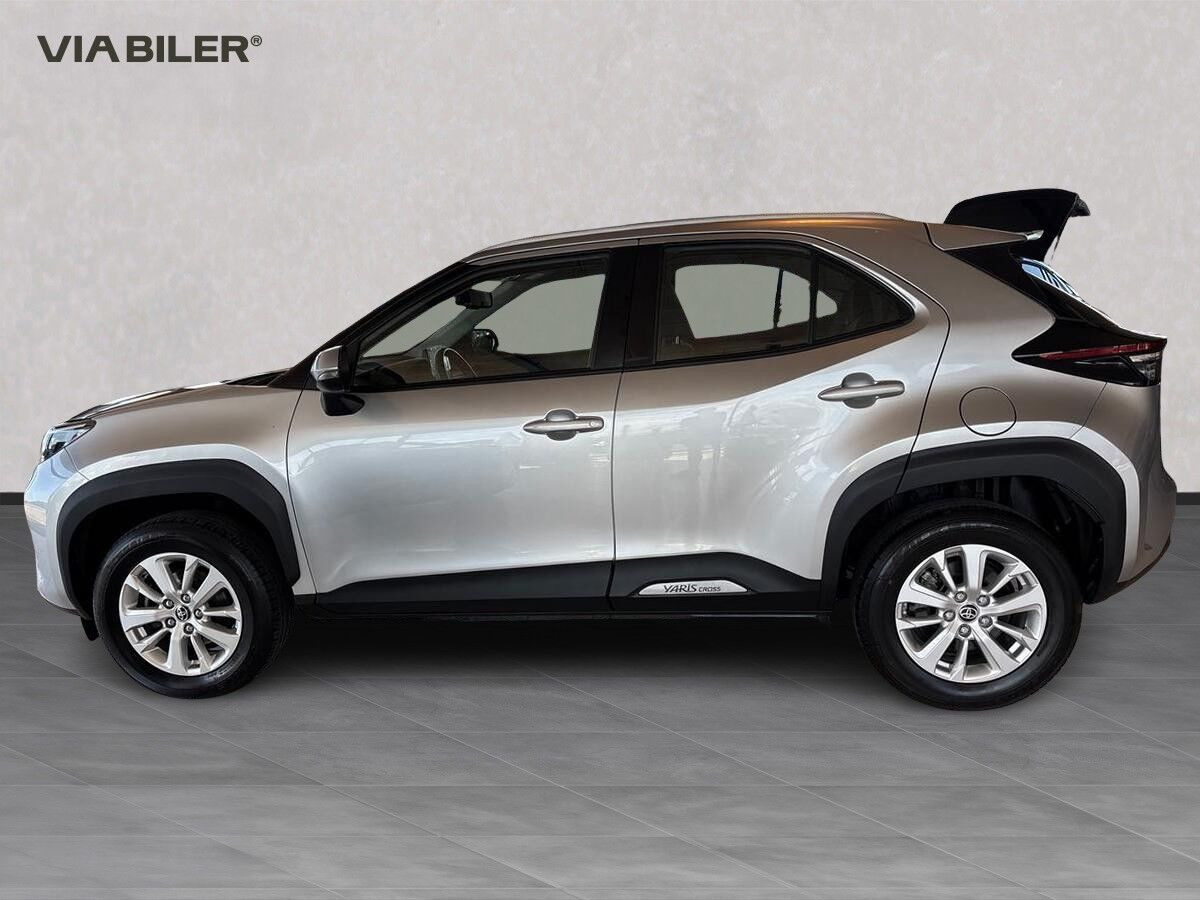 Sølv Toyota Yaris Cross fra 2022