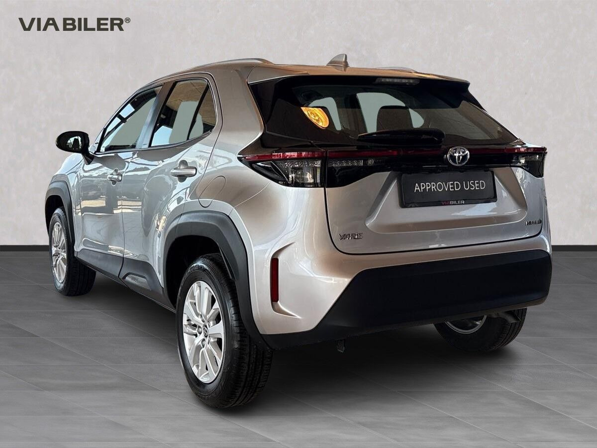 Sølv Toyota Yaris Cross fra 2022