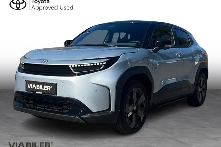 Grå Toyota Urban Cruiser fra 2025 set udefra