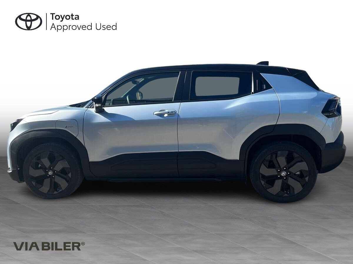 Grå Toyota Urban Cruiser fra 2025