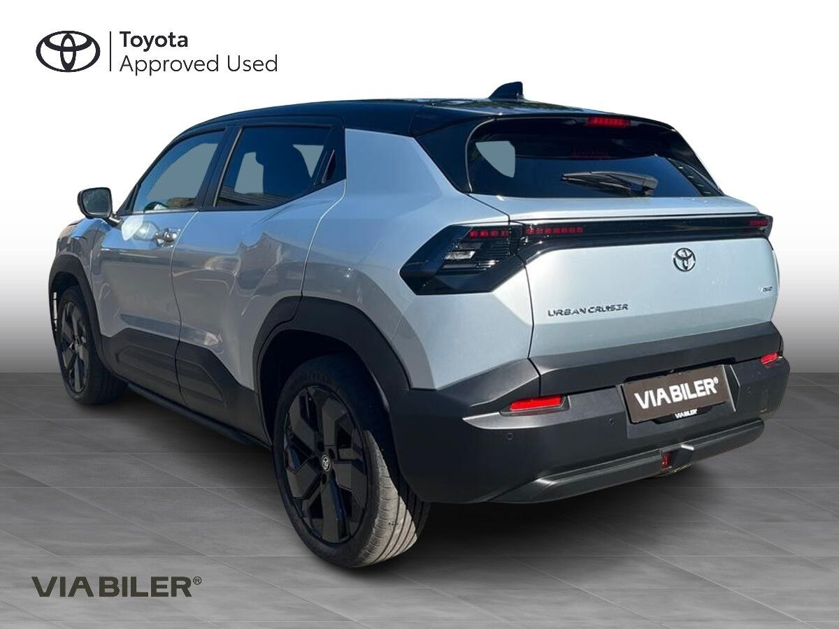 Grå Toyota Urban Cruiser fra 2025