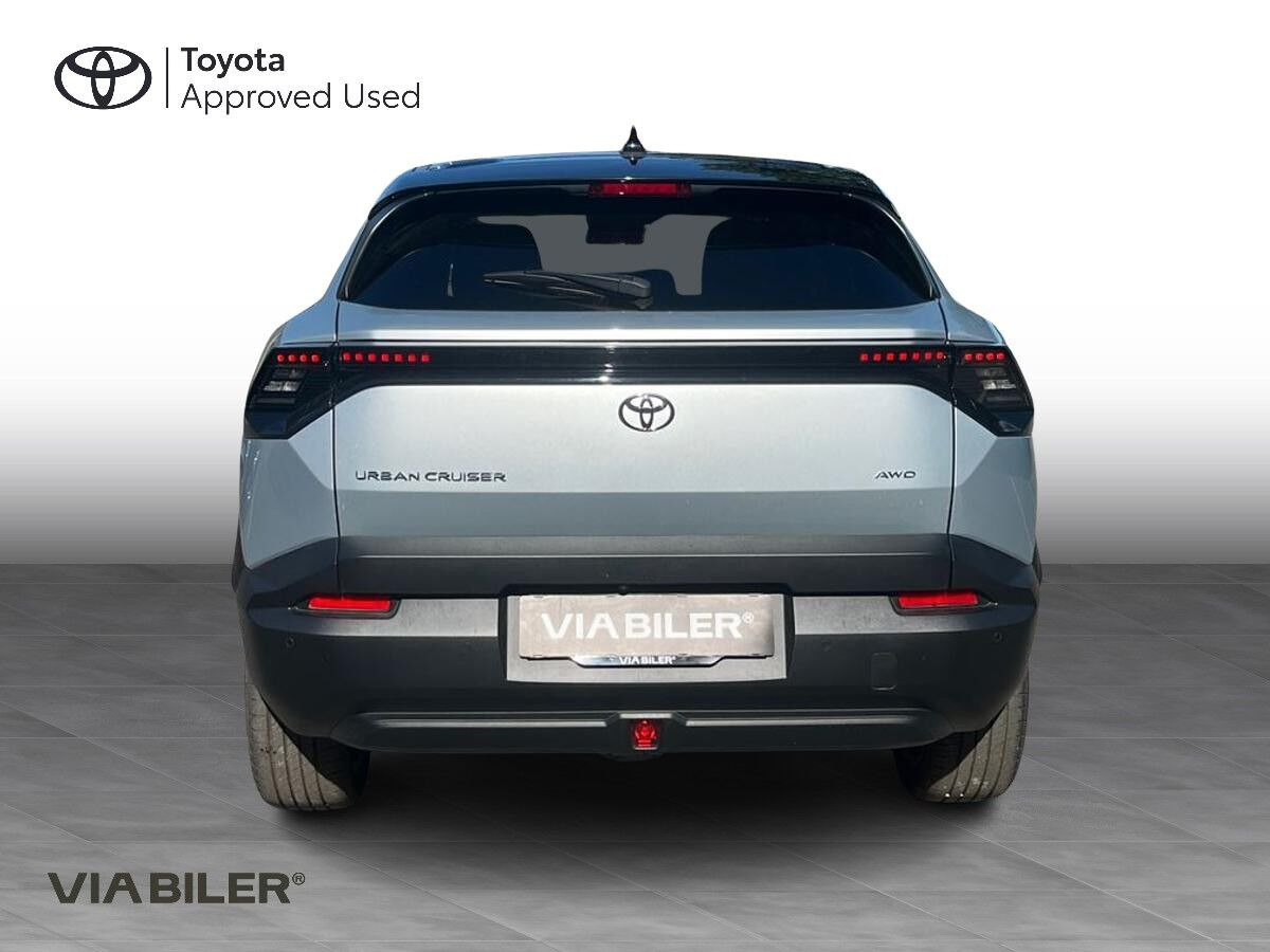Grå Toyota Urban Cruiser fra 2025 set udefra