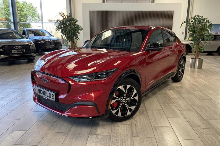 Rød Ford Mustang Mach-E fra 2023