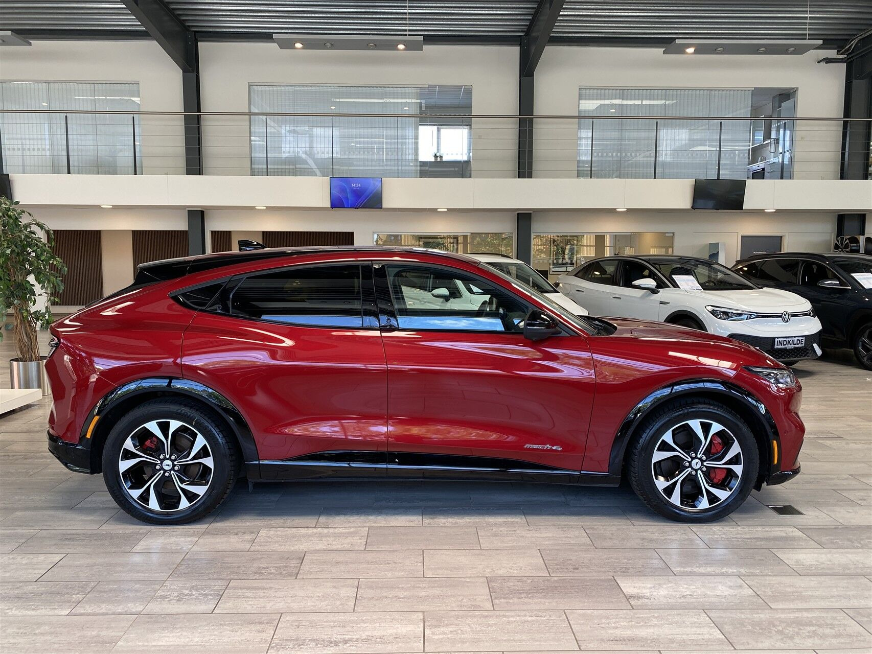 Rød Ford Mustang Mach-E fra 2023