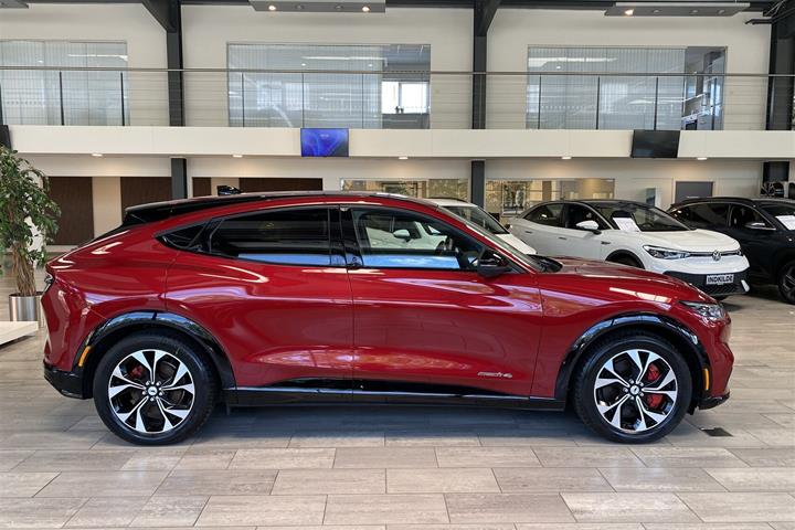 Rød Ford Mustang Mach-E fra 2023