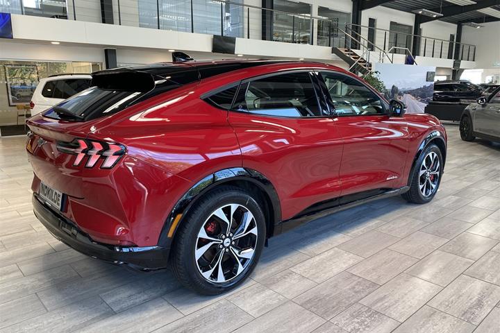 Rød Ford Mustang Mach-E fra 2023