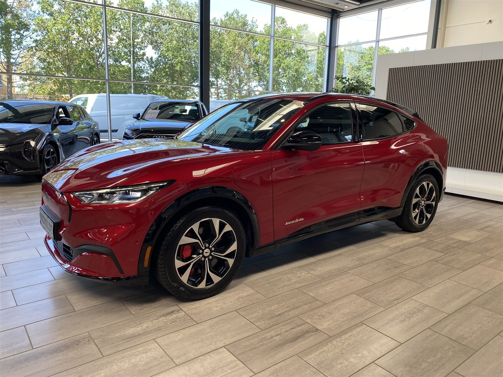 Rød Ford Mustang Mach-E fra 2023