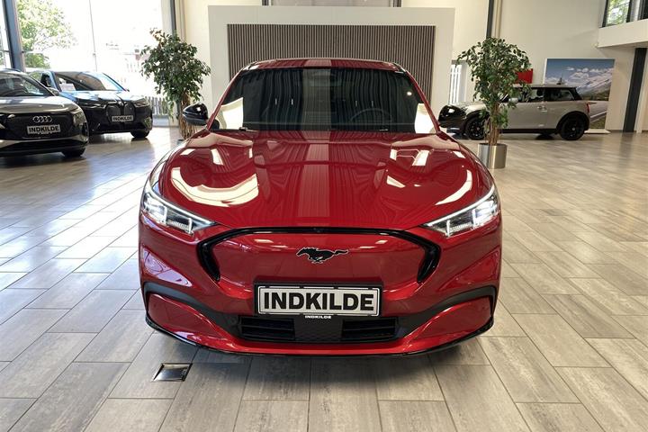 Rød Ford Mustang Mach-E fra 2023