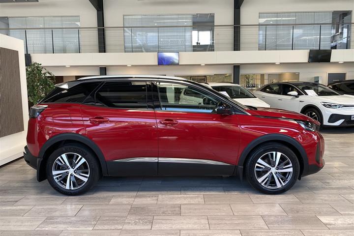 Rød Peugeot 3008 fra 2021