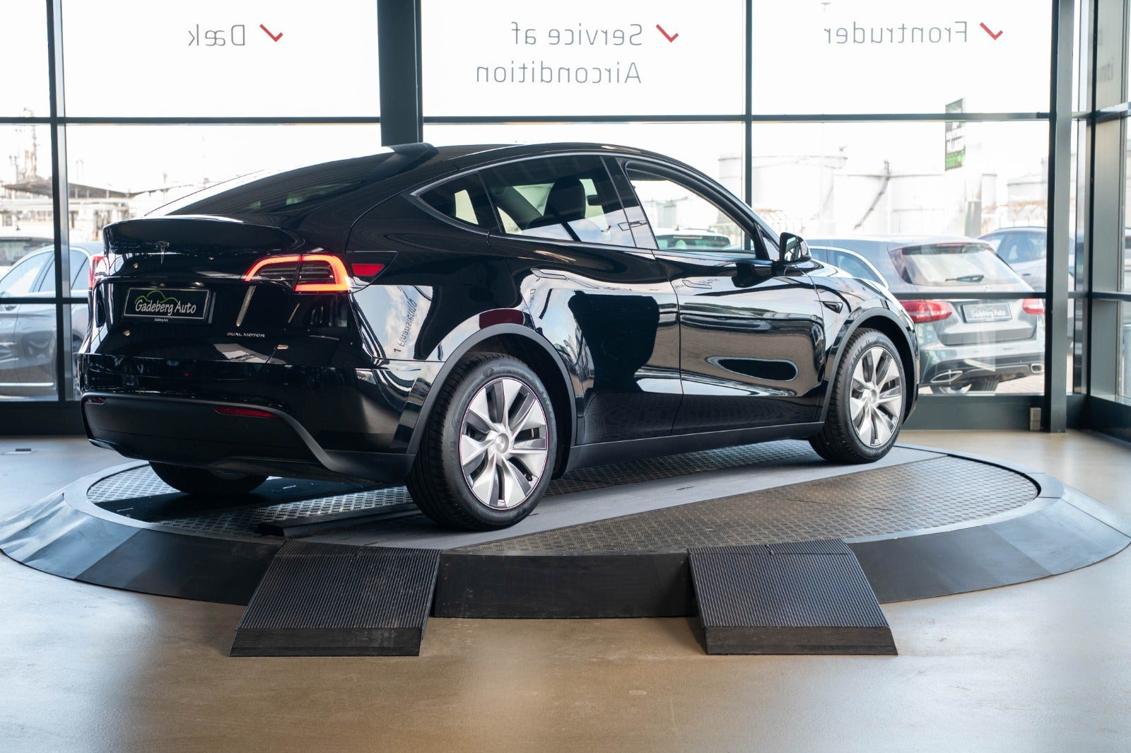 Sort Tesla Model Y fra 2023