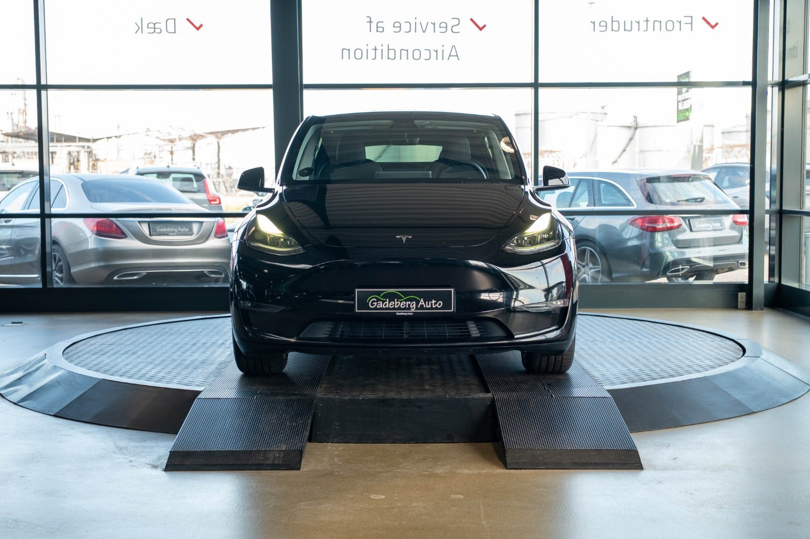 Sort Tesla Model Y fra 2023