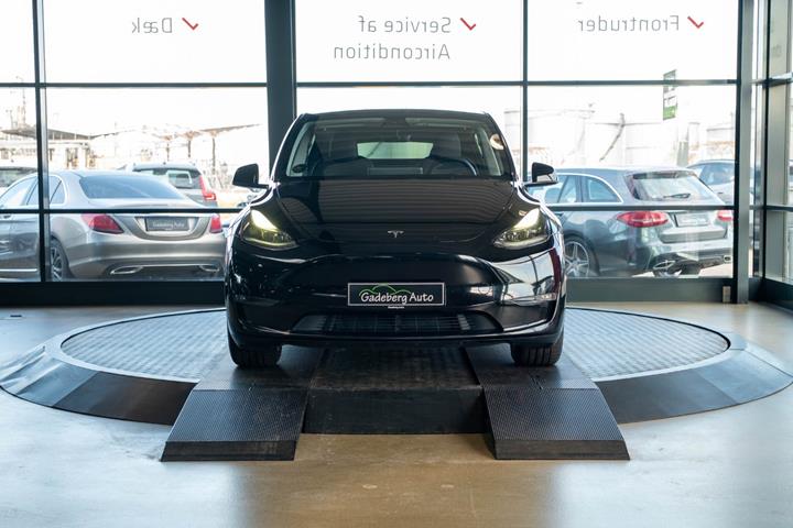 Sort Tesla Model Y fra 2023