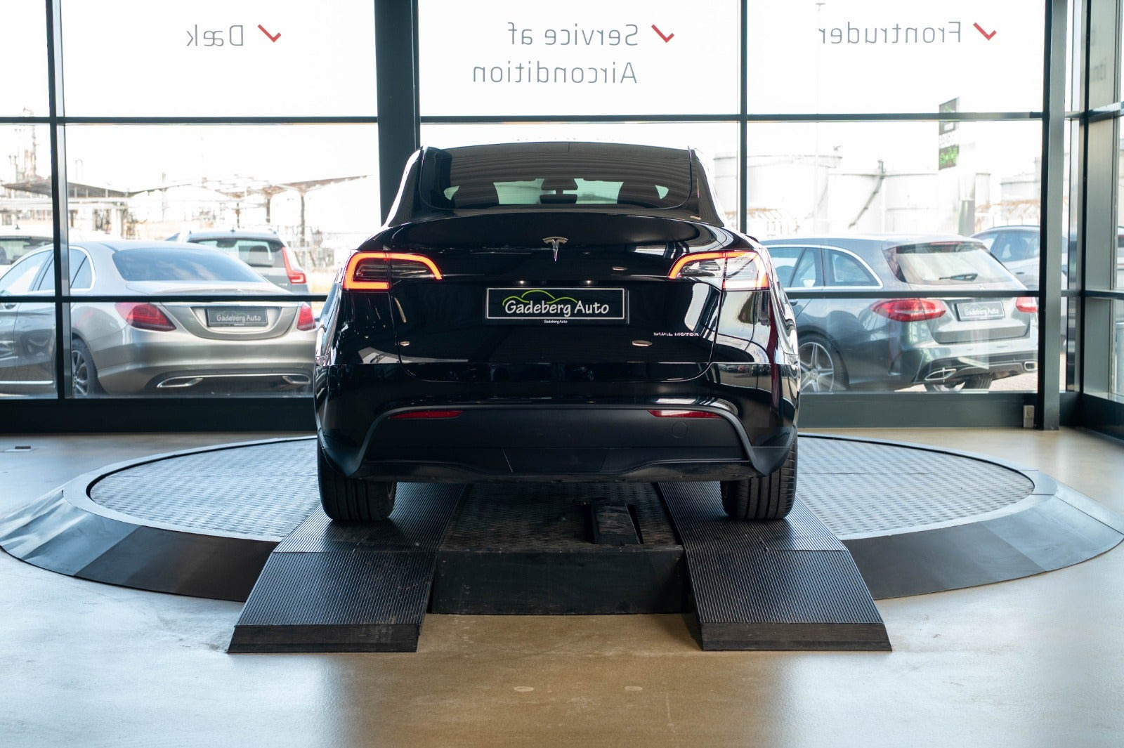 Sort Tesla Model Y fra 2023
