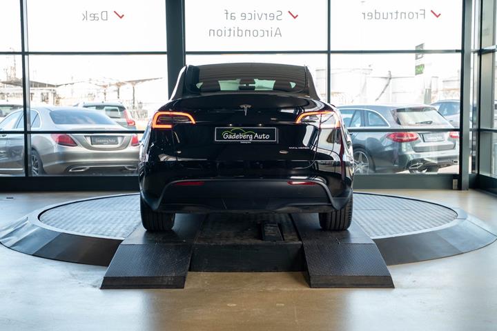 Sort Tesla Model Y fra 2023