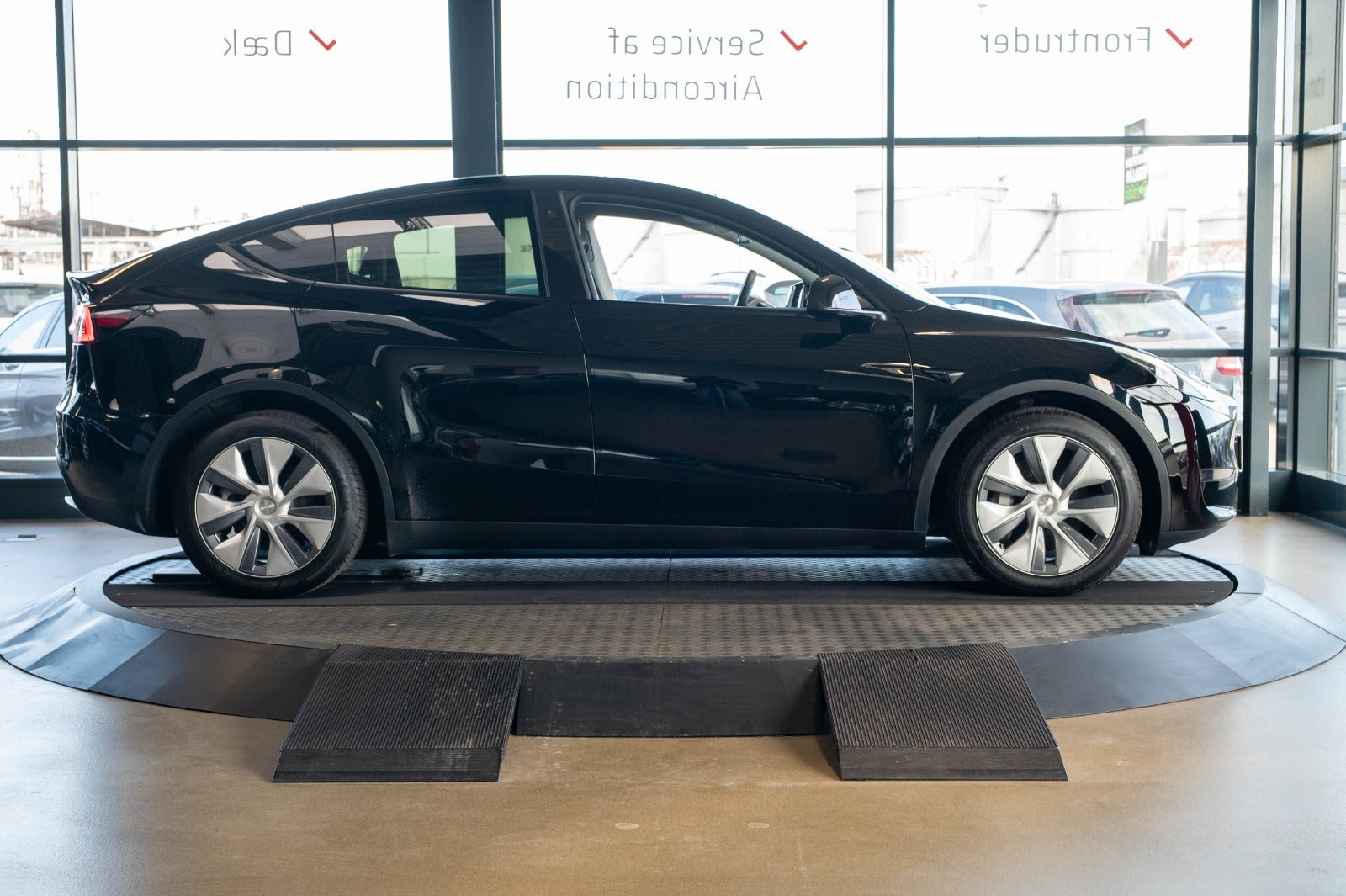 Sort Tesla Model Y fra 2023