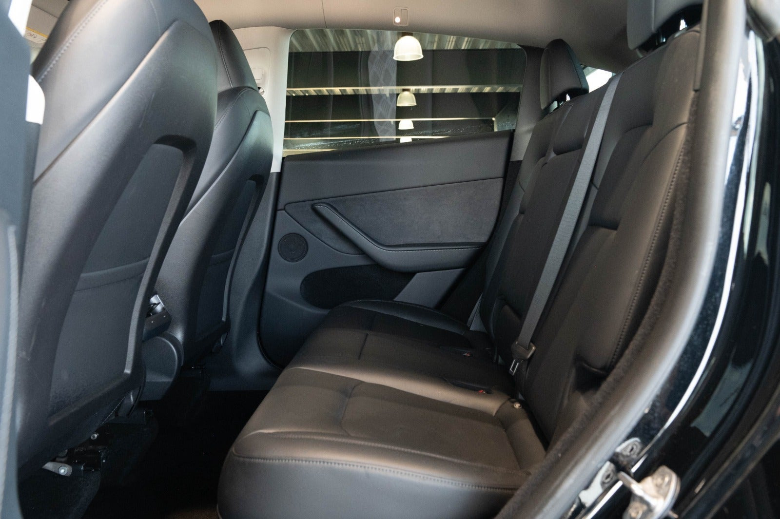 Sort Tesla Model Y fra 2023