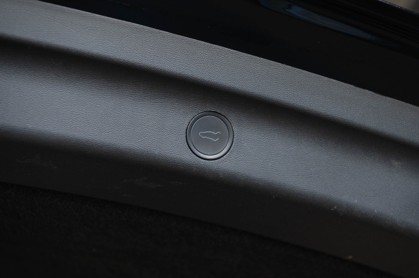 Sort Tesla Model Y fra 2023